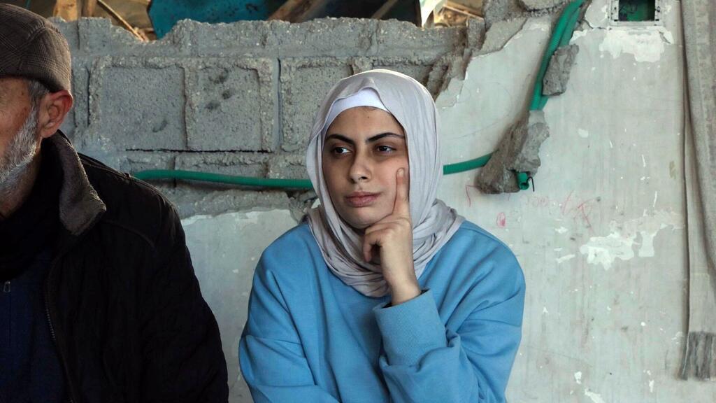 في حي الشيخ رضوان، شمالي مدينة غزة، تعيش ليان أبو قوسة (16 عاما) -المصابة بالتوحد- مع عائلتها داخل أنقاض منزلهم المدمر، في ظل ظروف تقول عائلتها إنها قد فاقمت التحديات اليومية المرتبطة بحالتها الصحية.